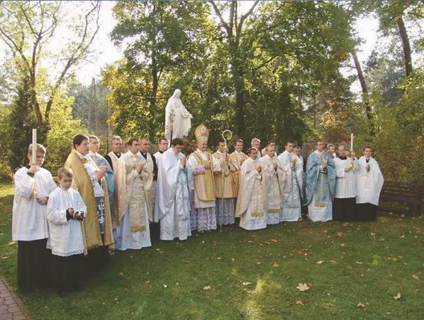 Súbor:Bratstvo-sv-jozafata biskup-williamson varsava polsko 2006.png