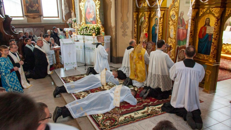 Súbor:Bratstvo-sv-jozafata vysviacka-knazov alfonso-de-galarreta 2019.jpg