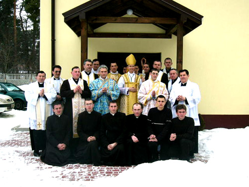Súbor:Bratstvo-sv-jozafata vysviacka-dvoch-diakonov tissier-de-mallerais 2006.jpg